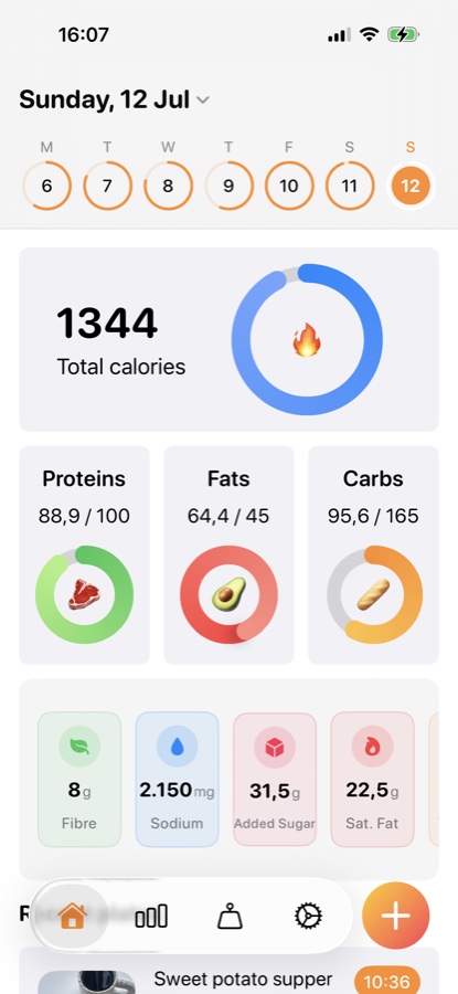 PlateAI home dashboard showing calories and macro rings